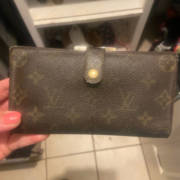 Vintage Louis Vuitton wallet. - Picture 3 of 4
